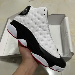 Tênis de basquete Air Jordan de cano alto com cabedal de couro acolchoado em branco e preto