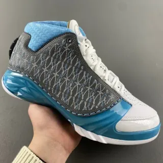 Zapatillas de baloncesto Air Jordan silueta de caña alta blanco y azul con puntera de charol