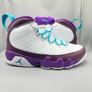 Tênis de basquete de cano alto Air Jordan com cabedal em couro perfurado branco e roxo