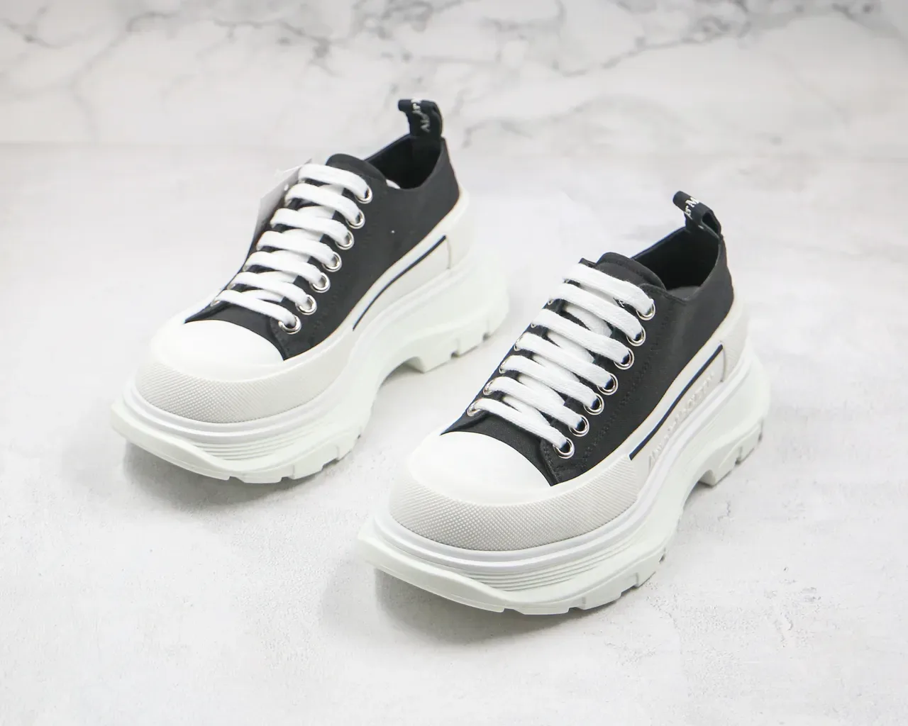 Alexander McQueen Sneakers Oversized Noires et Blanches Chunky 9