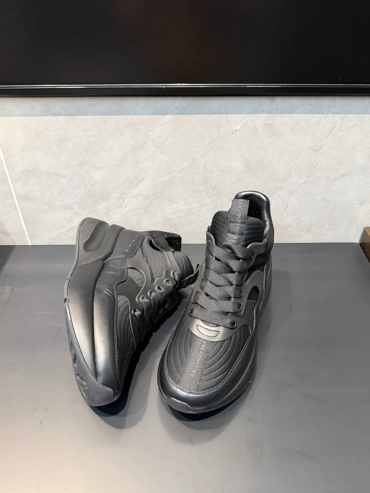 Alexander McQueen oversized काला chunky स्नीकर 3