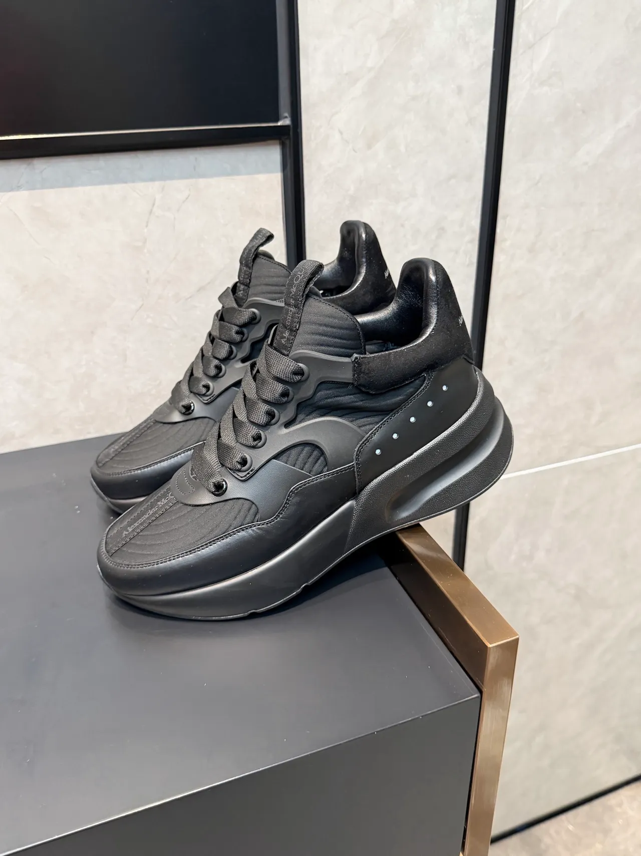Alexander McQueen oversized काला chunky स्नीकर 4