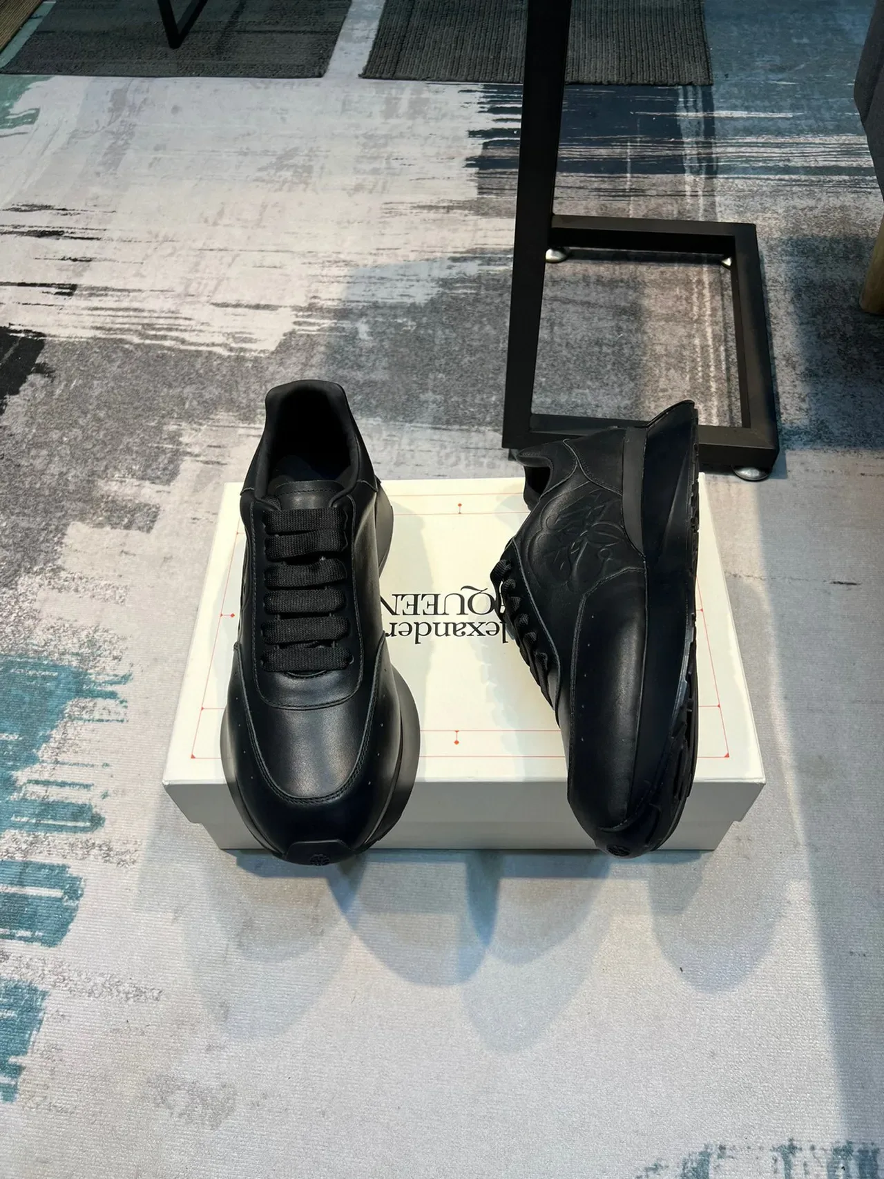 Alexander McQueen ओवरसाइज्ड काली चमड़े की एम्बॉस्ड गुलाब लाइफस्टाइल स्नीकर 4