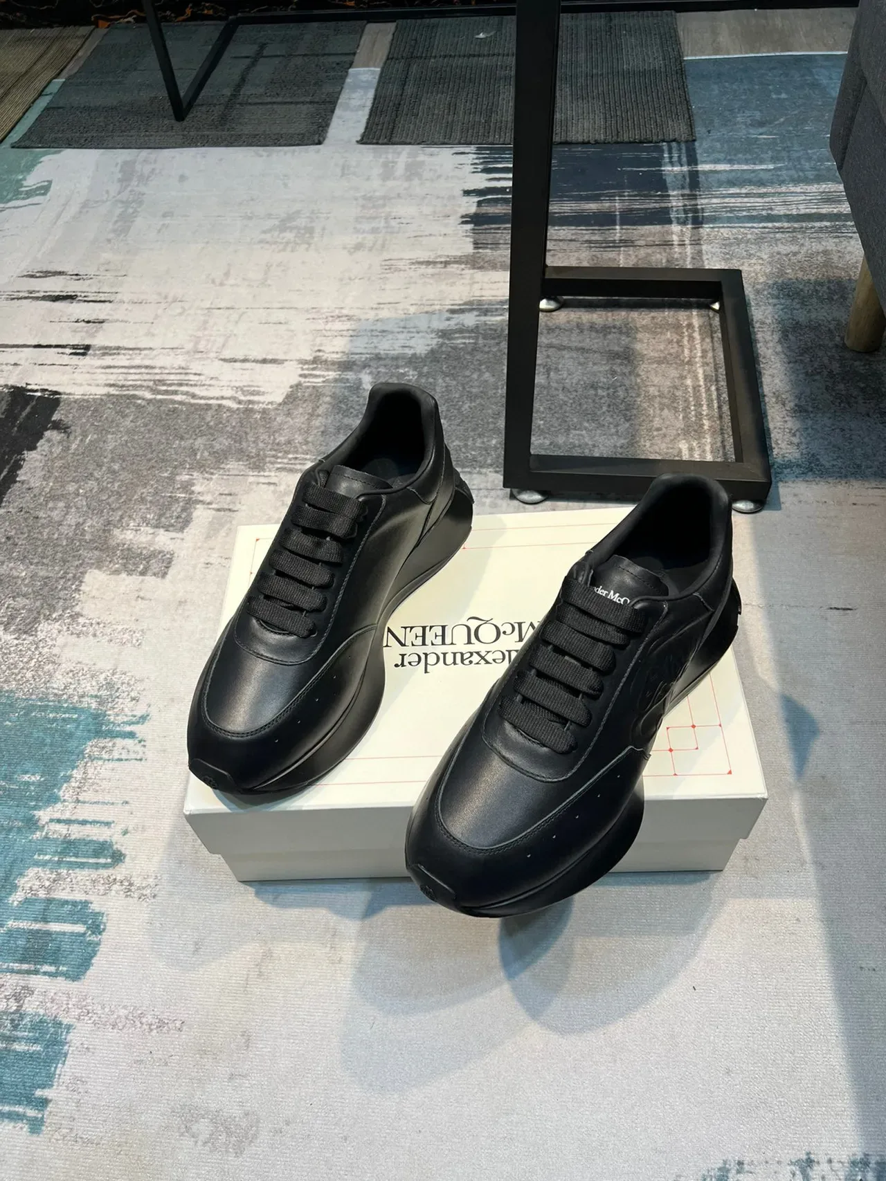 Alexander McQueen ओवरसाइज्ड काली चमड़े की एम्बॉस्ड गुलाब लाइफस्टाइल स्नीकर 5