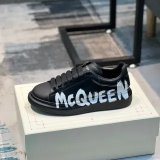 Alexander McQueen ओवरसाइज्ड काला सफेद प्लेटफॉर्म सोल ग्राफिटि-स्टाइल लॉगो लाइफस्टाइल स्नीकर