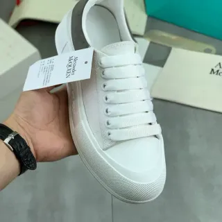 Alexander McQueen ओवरसाइज्ड स्नीकर व्हाइट एंड ग्रे लाइफस्टाइल स्नीकर