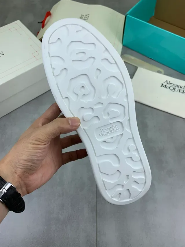 Alexander McQueen ओवरसाइज्ड स्नीकर व्हाइट एंड ग्रे लाइफस्टाइल स्नीकर 2