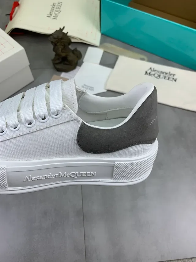 Alexander McQueen ओवरसाइज्ड स्नीकर व्हाइट एंड ग्रे लाइफस्टाइल स्नीकर 4