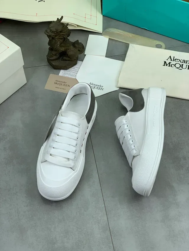 Alexander McQueen ओवरसाइज्ड स्नीकर व्हाइट एंड ग्रे लाइफस्टाइल स्नीकर 5