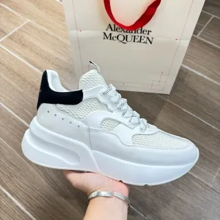 Alexander McQueen ओवरसाइज्ड स्नीकर सफेद काला प्लेटफॉर्म सोल मेश और सिंथेटिक ओवरले कंस्ट्रक्शन चंकी स्नीकर