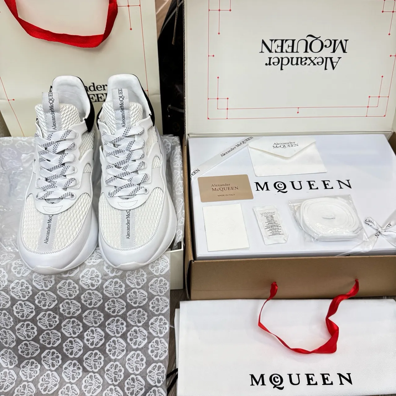Alexander McQueen ओवरसाइज्ड स्नीकर सफेद काला प्लेटफॉर्म सोल मेश और सिंथेटिक ओवरले कंस्ट्रक्शन चंकी स्नीकर 2