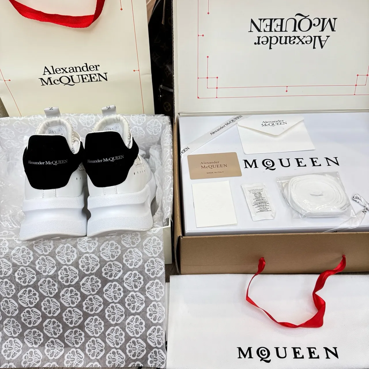 Alexander McQueen ओवरसाइज्ड स्नीकर सफेद काला प्लेटफॉर्म सोल मेश और सिंथेटिक ओवरले कंस्ट्रक्शन चंकी स्नीकर 3