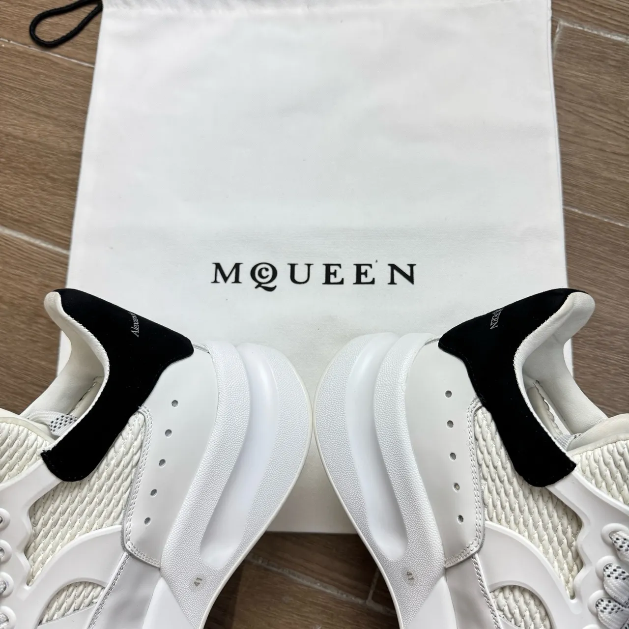 Alexander McQueen ओवरसाइज्ड स्नीकर सफेद काला प्लेटफॉर्म सोल मेश और सिंथेटिक ओवरले कंस्ट्रक्शन चंकी स्नीकर 4