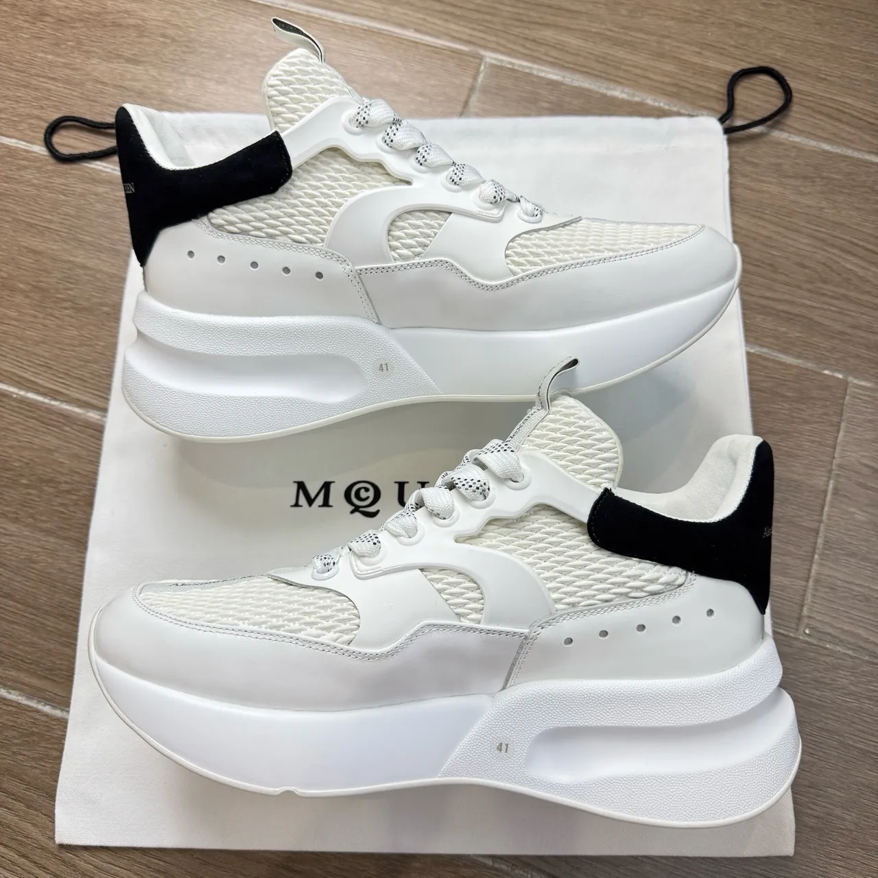 Alexander McQueen ओवरसाइज्ड स्नीकर सफेद काला प्लेटफॉर्म सोल मेश और सिंथेटिक ओवरले कंस्ट्रक्शन चंकी स्नीकर 5
