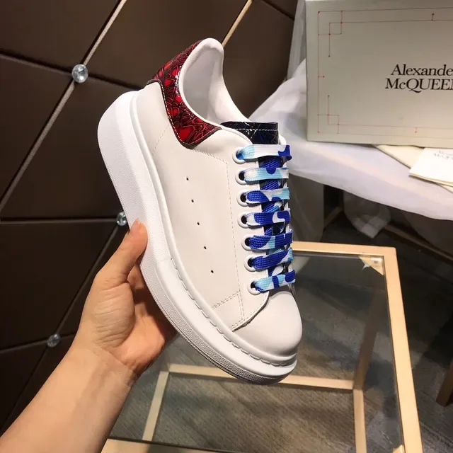 Alexander McQueen Sneakers oversize blanc bleu semelle plateforme boîte à orteils perforée sneakers lifestyle 2