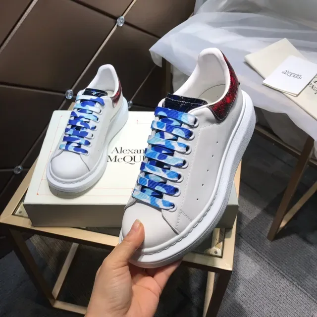 Alexander McQueen Sneakers oversize blanc bleu semelle plateforme boîte à orteils perforée sneakers lifestyle 3