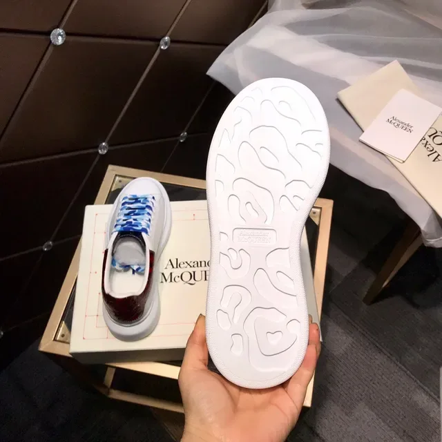 Alexander McQueen Sneakers oversize blanc bleu semelle plateforme boîte à orteils perforée sneakers lifestyle 4