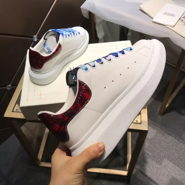 Alexander McQueen Sneakers oversize blanc bleu semelle plateforme boîte à orteils perforée sneakers lifestyle 5