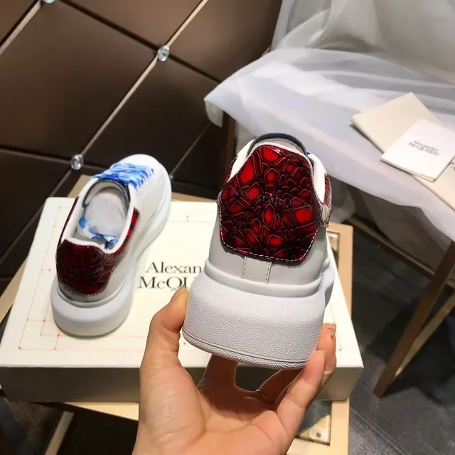 Alexander McQueen Sneakers oversize blanc bleu semelle plateforme boîte à orteils perforée sneakers lifestyle 6