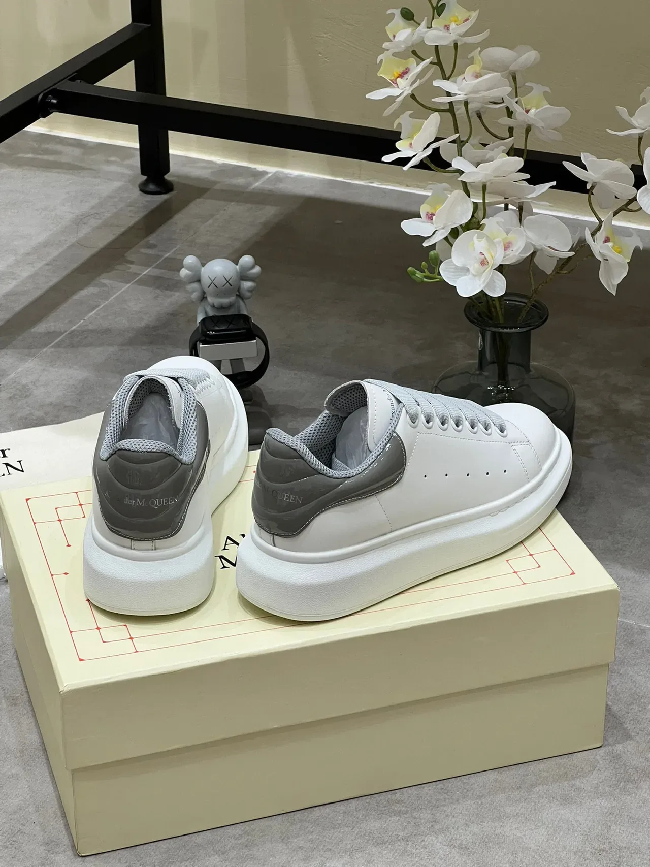 Alexander McQueen अतिरिक्त बड़े स्नीकर सफेद ग्रे जीवनशैली स्नीकर 4