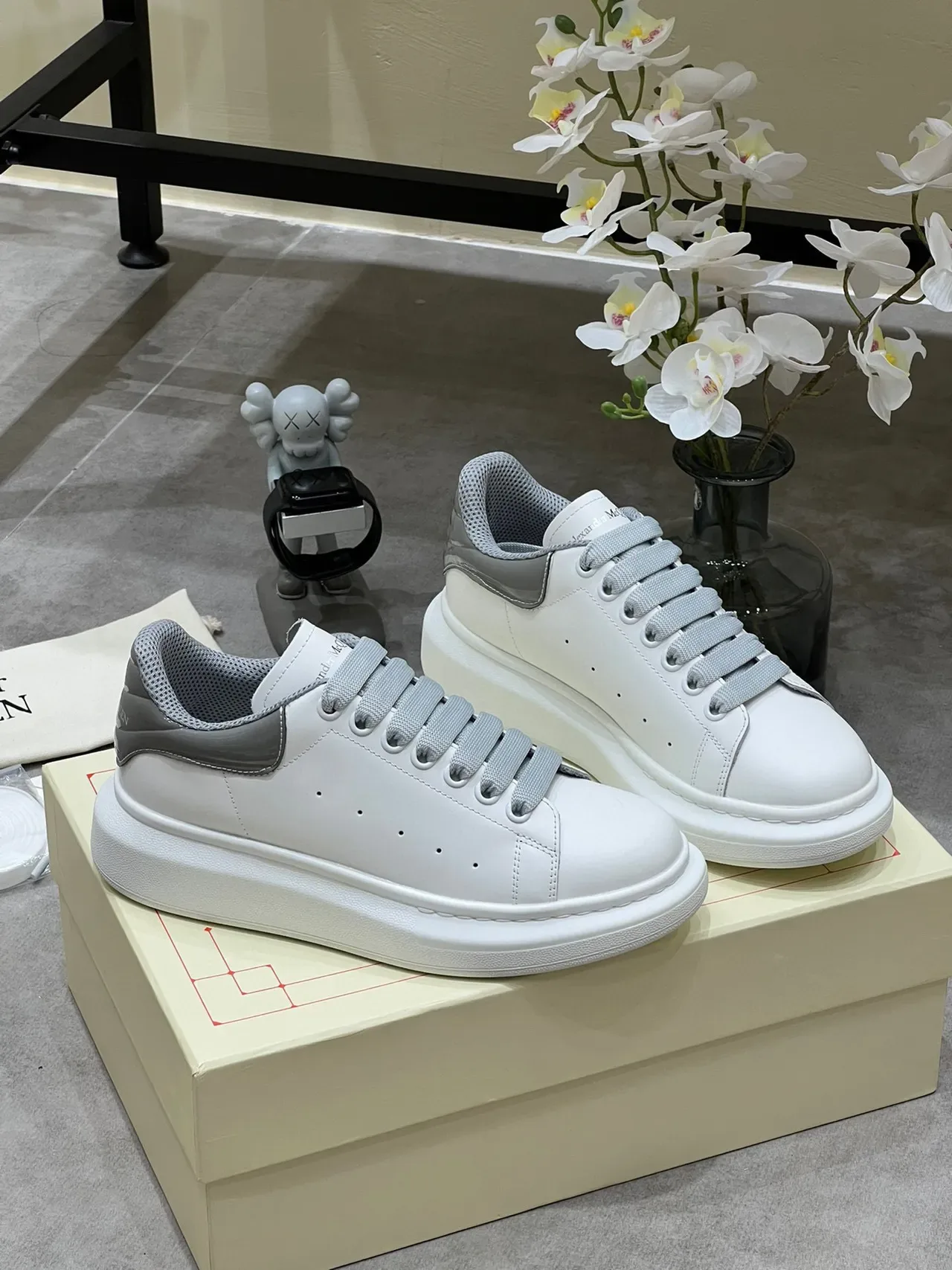Alexander McQueen अतिरिक्त बड़े स्नीकर सफेद ग्रे जीवनशैली स्नीकर 8
