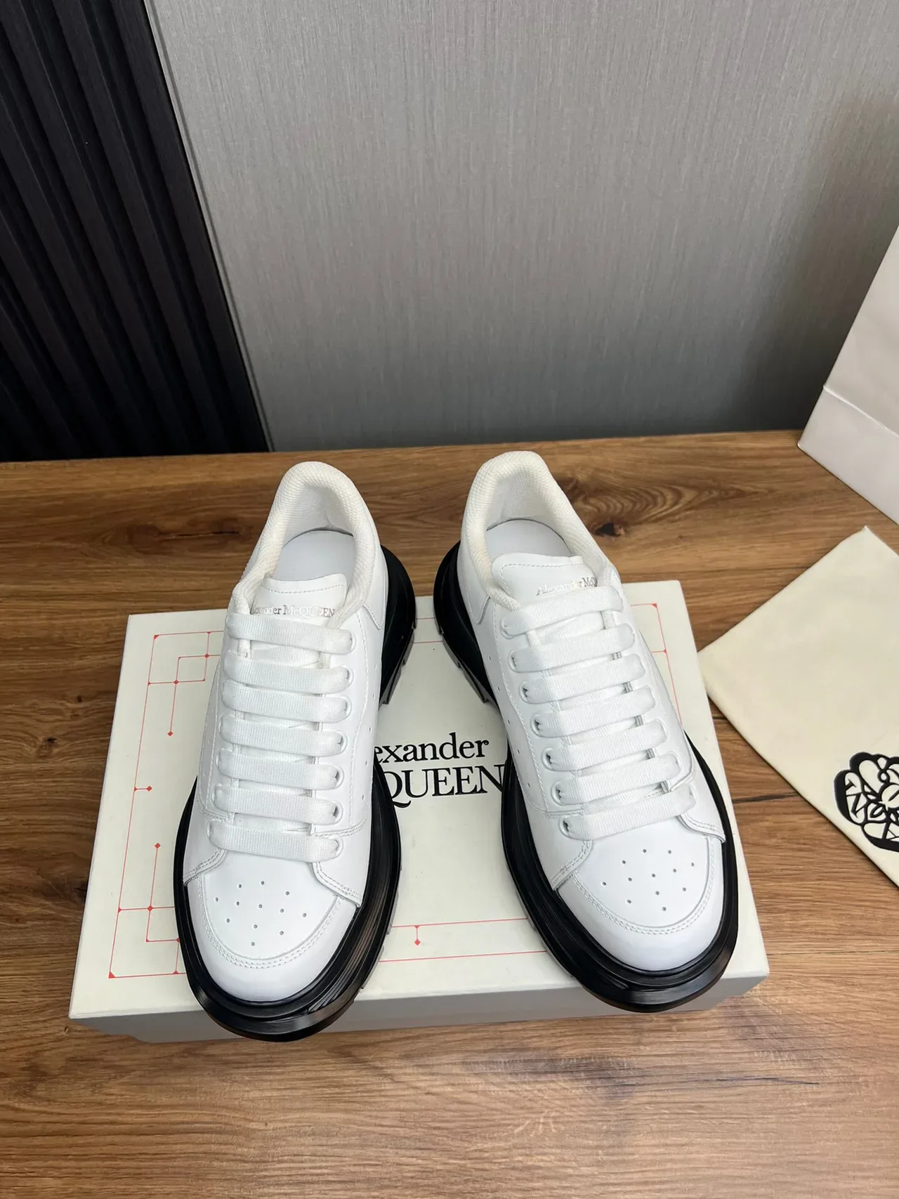 Alexander McQueen Oversized Sneaker White Leather Chunky Sneaker 2