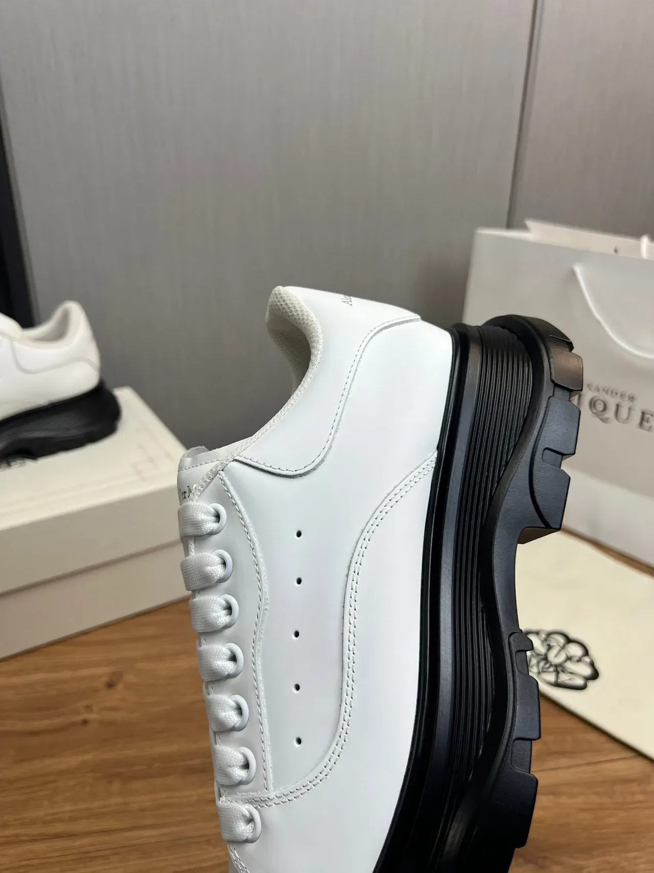 Alexander McQueen Oversized Sneaker White Leather Chunky Sneaker 3