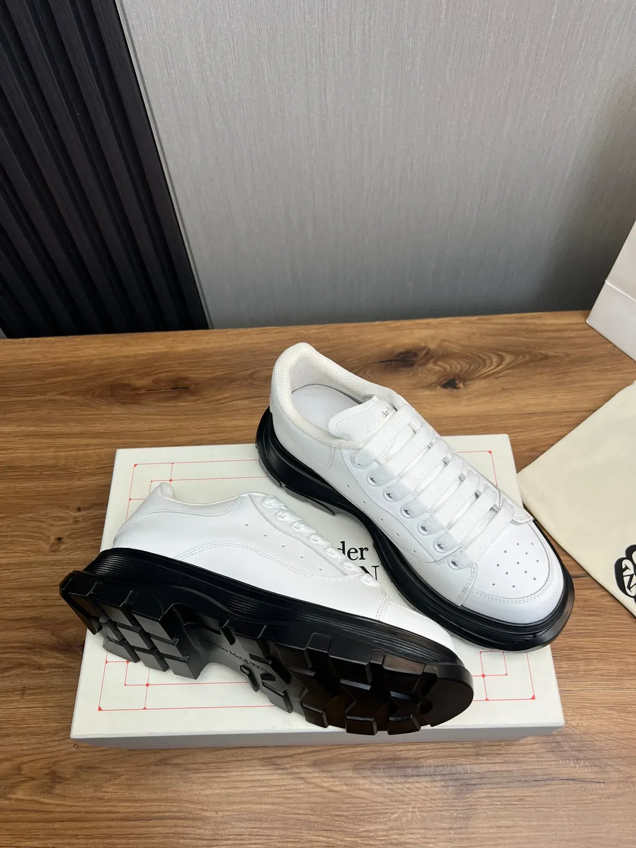 Alexander McQueen Oversized Sneaker White Leather Chunky Sneaker 6