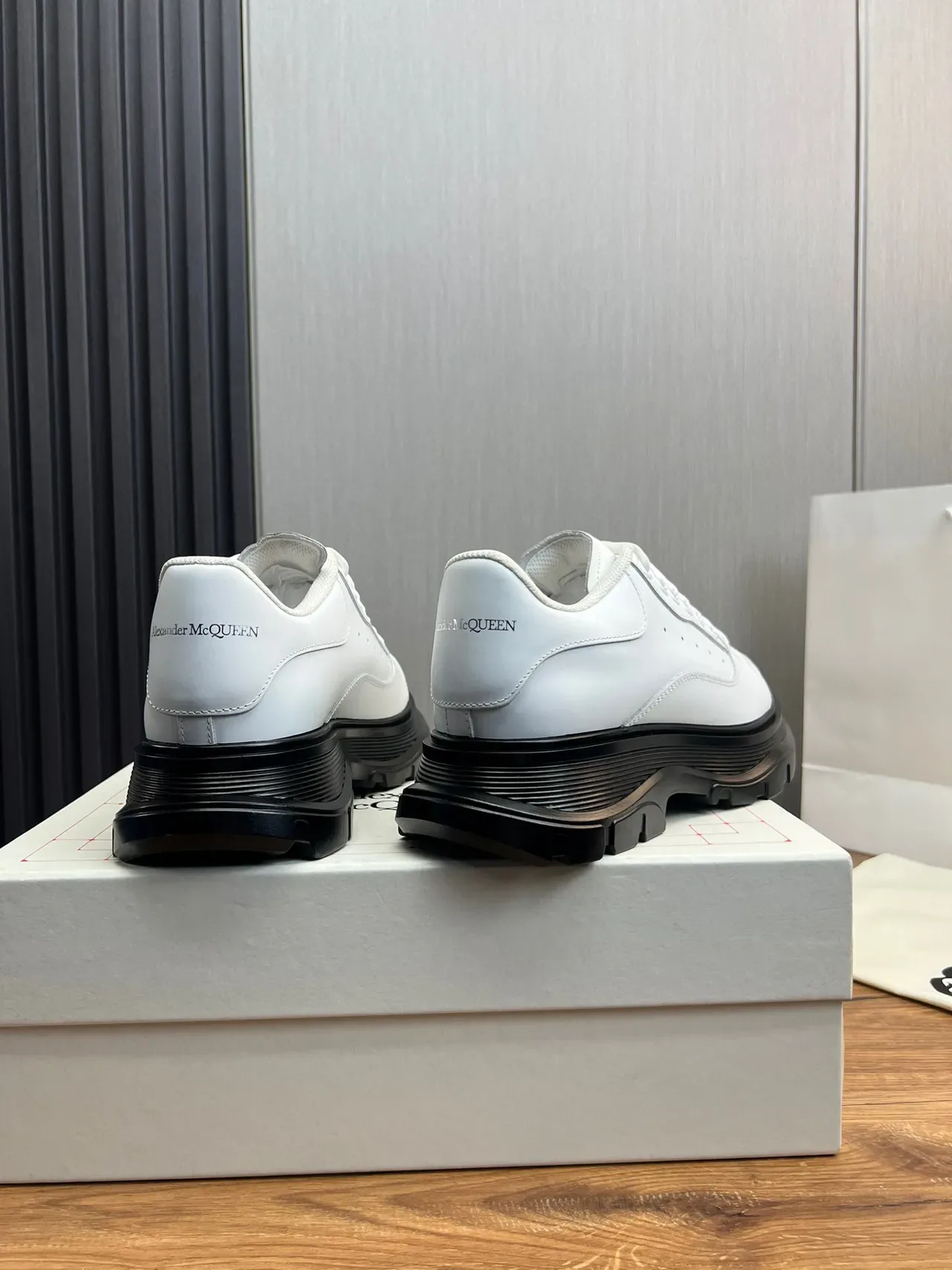 Alexander McQueen Oversized Sneaker White Leather Chunky Sneaker 7