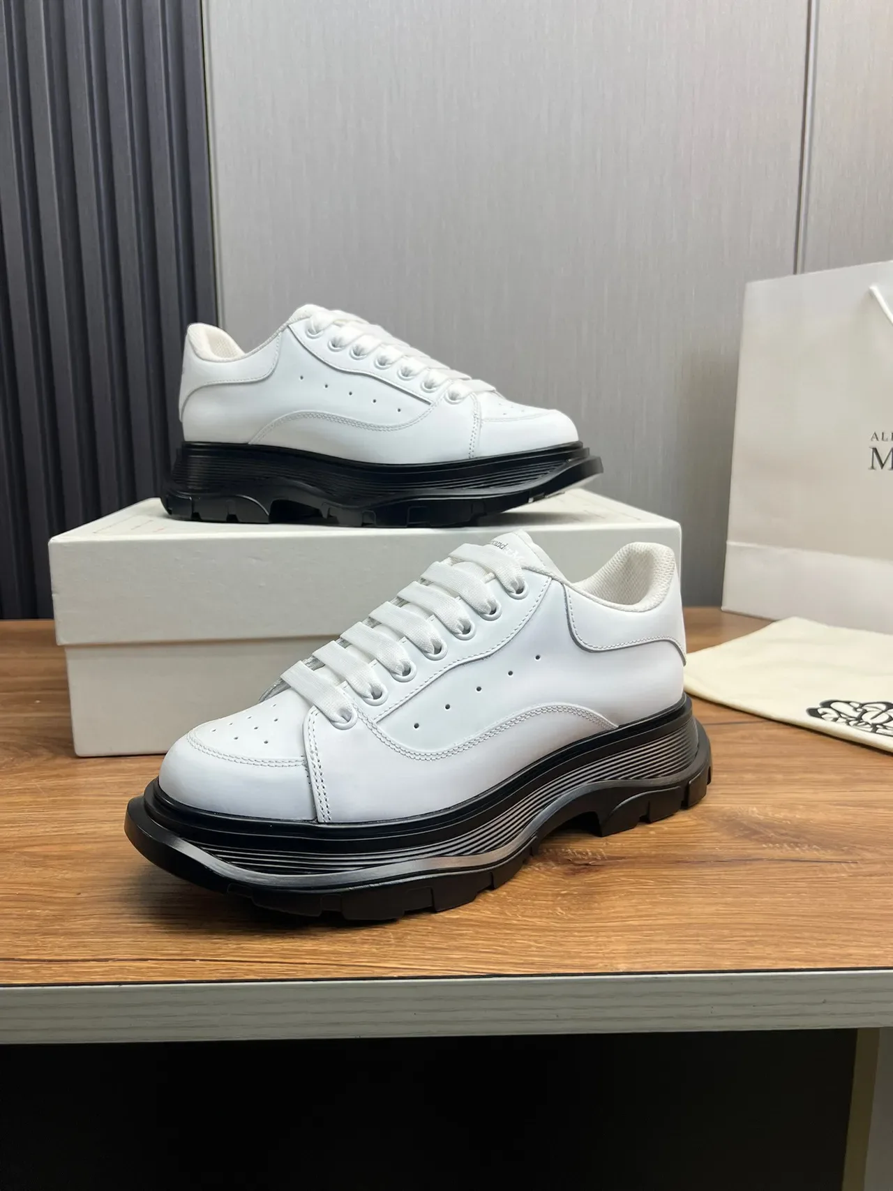 Alexander McQueen Oversized Sneaker White Leather Chunky Sneaker 8
