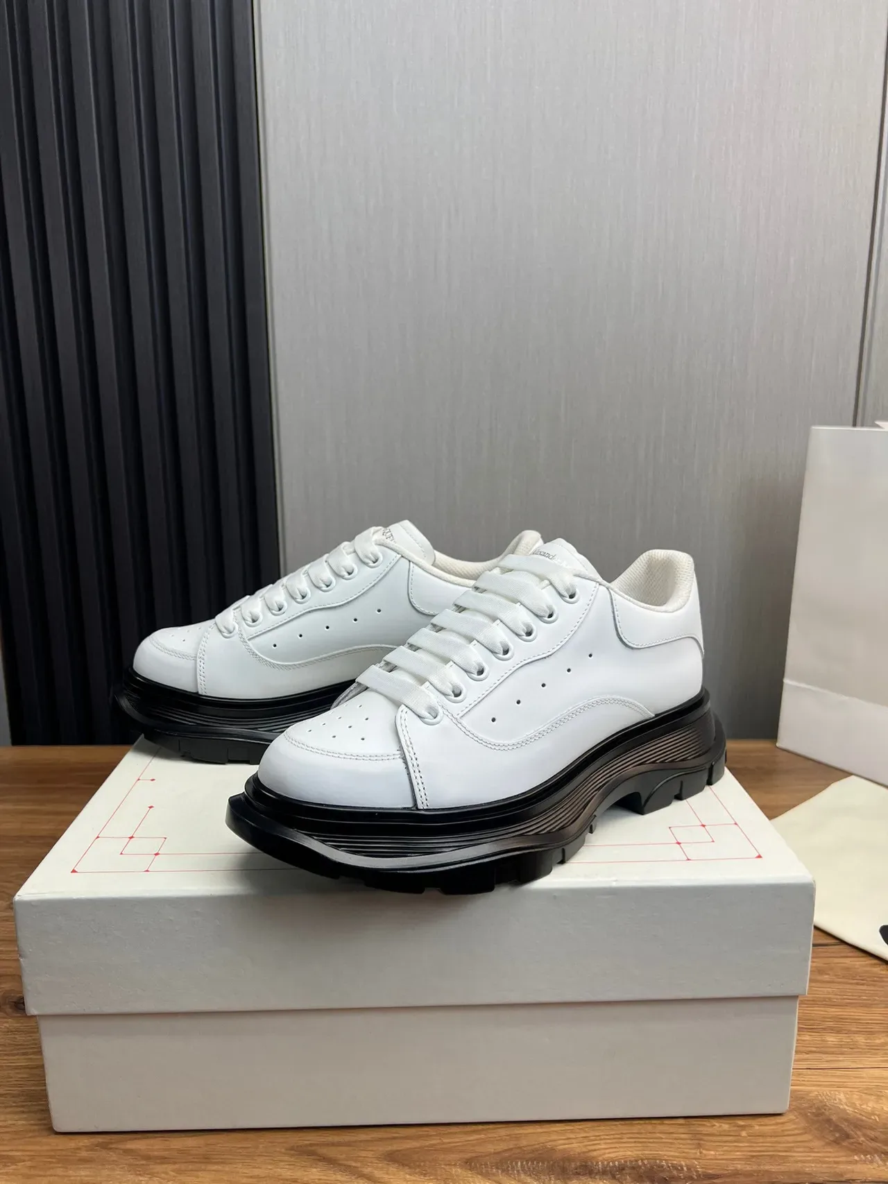 Alexander McQueen Oversized Sneaker White Leather Chunky Sneaker 9