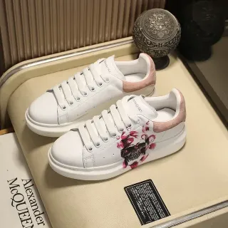 Alexander McQueen ओवरसाइज्ड स्नीकर श्वेत गुलाबी फ्लोरल खोपड़ी लाइफस्टाइल स्नीकर