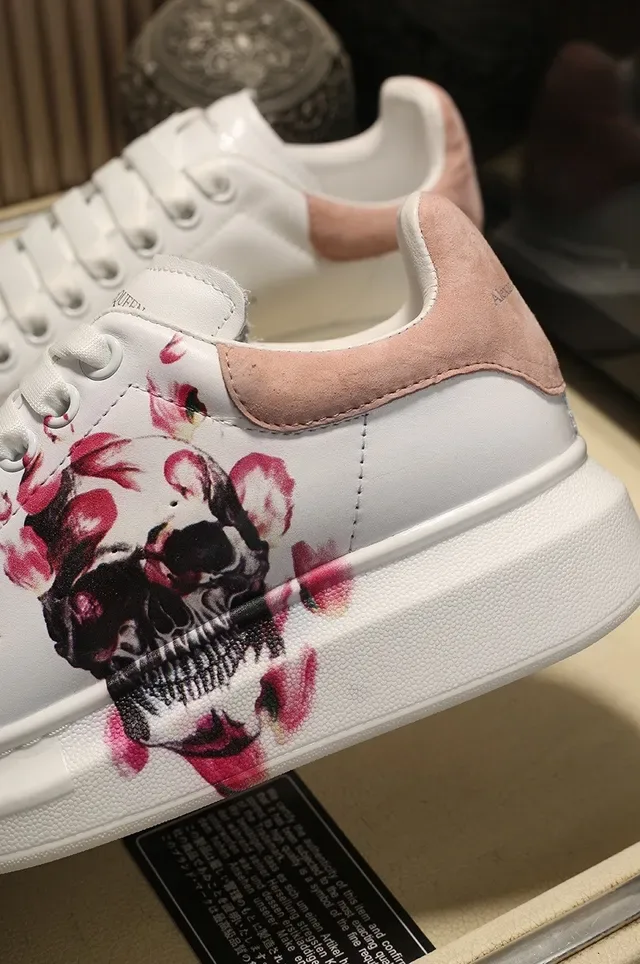 Alexander McQueen ओवरसाइज्ड स्नीकर श्वेत गुलाबी फ्लोरल खोपड़ी लाइफस्टाइल स्नीकर 4