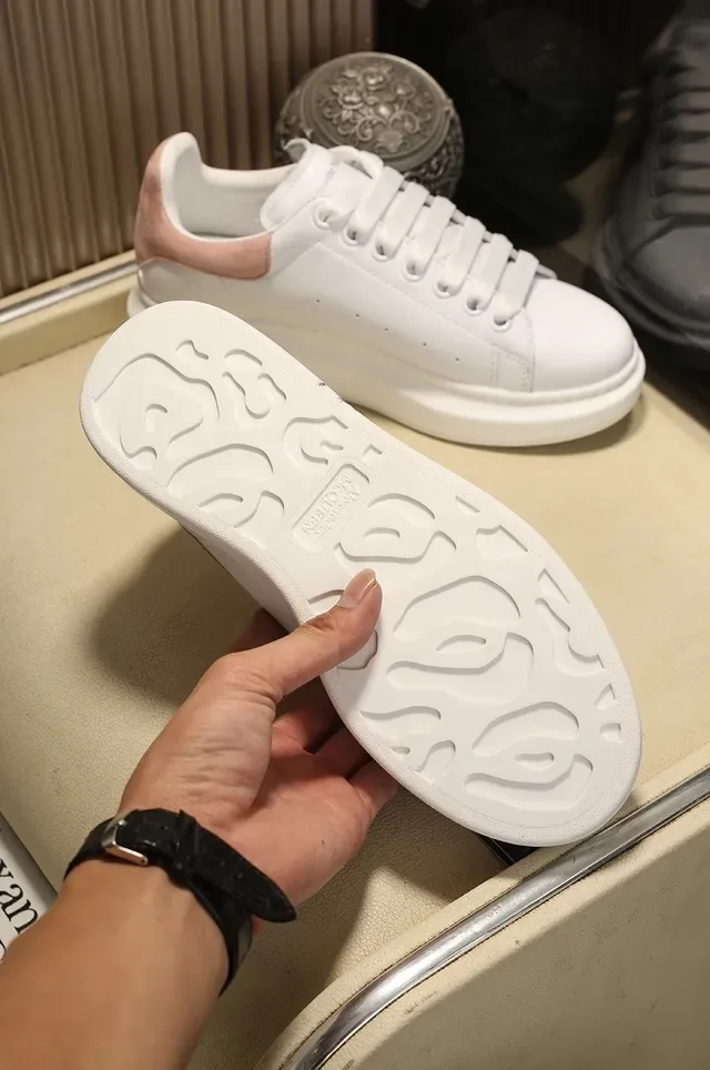 Alexander McQueen ओवरसाइज्ड स्नीकर श्वेत गुलाबी फ्लोरल खोपड़ी लाइफस्टाइल स्नीकर 6