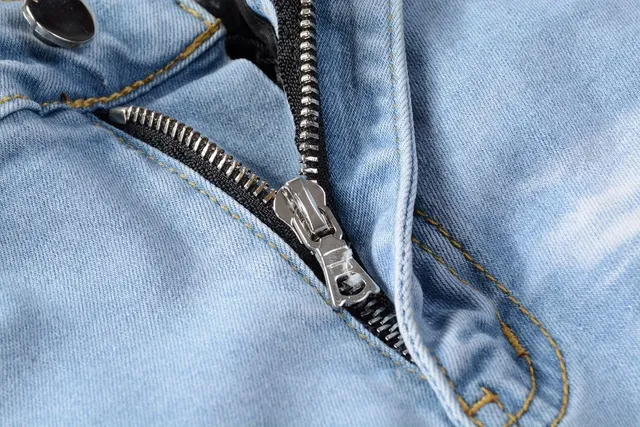 Amiri Jeans con Patchwork Distressed Logo 4