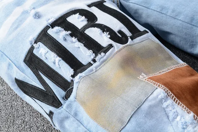 Amiri Jeans con Patchwork Distressed Logo 6