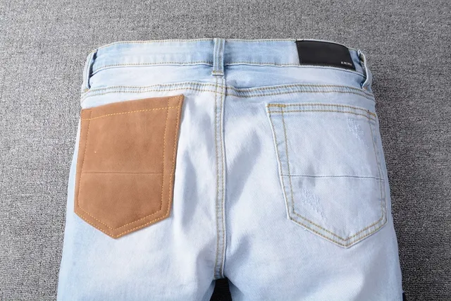 Amiri Jeans con Patchwork Distressed Logo 23