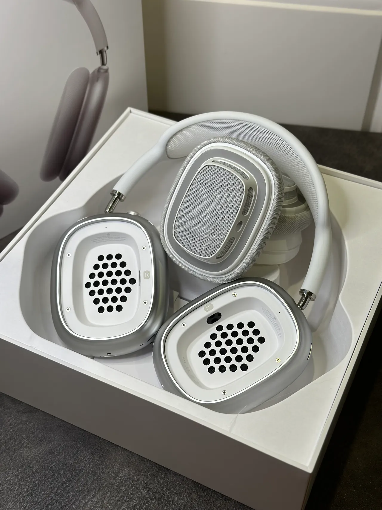 Apple AirPods Max White Over-ear Headphones 7