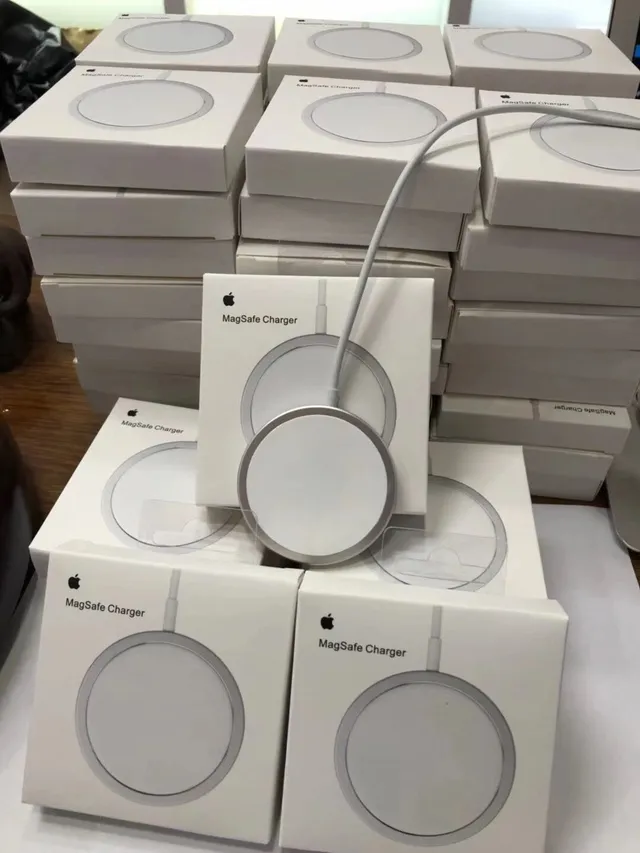 Apple MagSafe 白银圆形磁环充电器 4