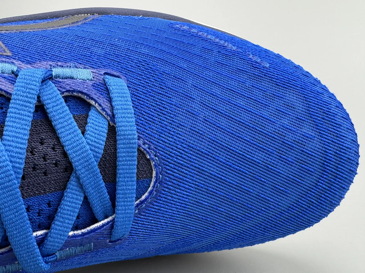ASICS Zapatillas de running con upper de knit engineered, mediasuela rockered, color azul blanco 2