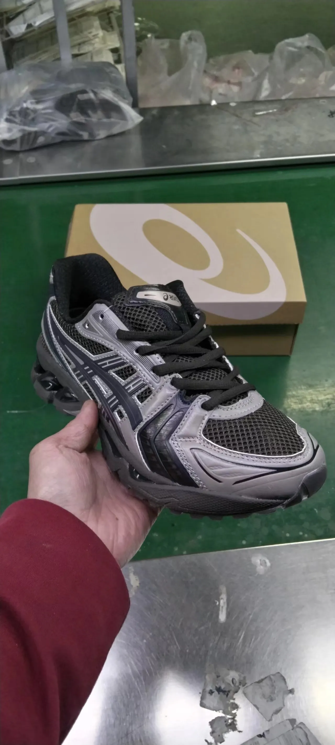 ASICS Gel-Kayano গ্রে ব্ল্যাক মেশ উপর সিন্থেটিক ওভারলে রানিং শু 2