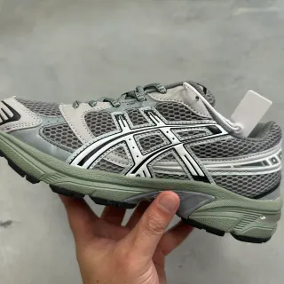 ASICS 灰绿 工程网布鞋面 银色虎纹叠层 跑鞋