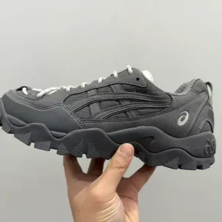 ASICS 灰白 单色 网布和麂皮鞋面 生活方式运动鞋