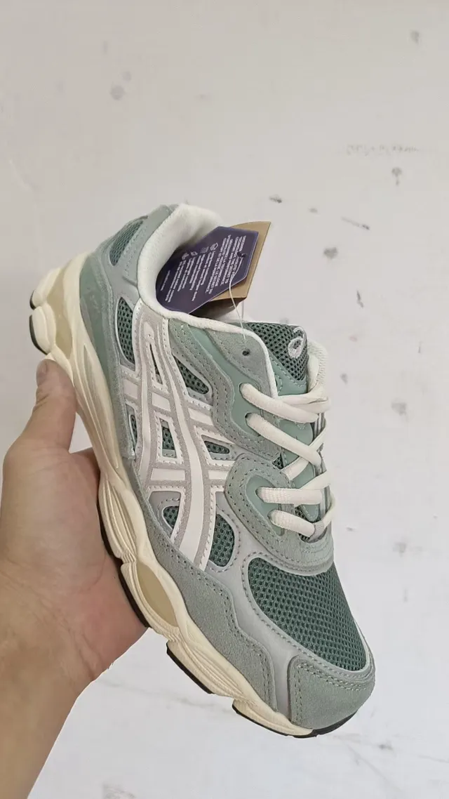 ASICS সবুজ বেইজ মেশ এবং সিন্থেটিক ওভারলে কেজ-স্টাইল সাইড প্যানেল লাইফস্টাইল স্নিকার 2