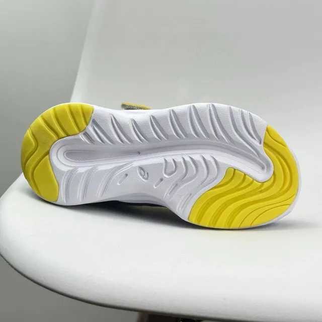 ASICS 儿童米色和卡其色魔术贴带跑鞋 17