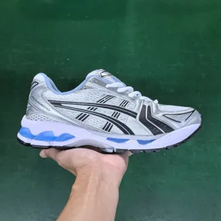 ASICS चाँदीनी नीली मेष और सिंथेटिक ओवरले ऊपरी काले टाइगर स्ट्राइप ब्रांडिंग रनिंग शूज