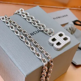 Balenciaga B Chain सिल्वर व्हाइट चंकी लिंक एनामेल भरा पेंडेंट नेकलस