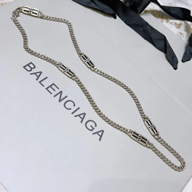 Balenciaga BB Chain قلادة كيرب بلون فضي 3