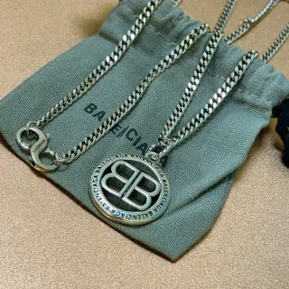Balenciaga BB हार चांदी कर्व चेन वृत्ताकार पेंडेंट हार