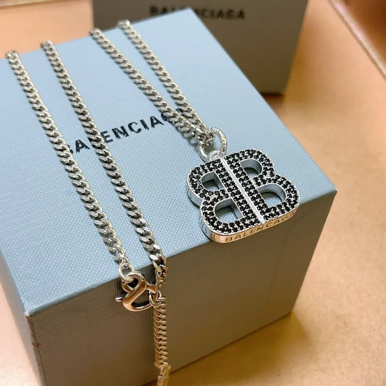 Balenciaga BB Pavé Double-B Collar colgante 9